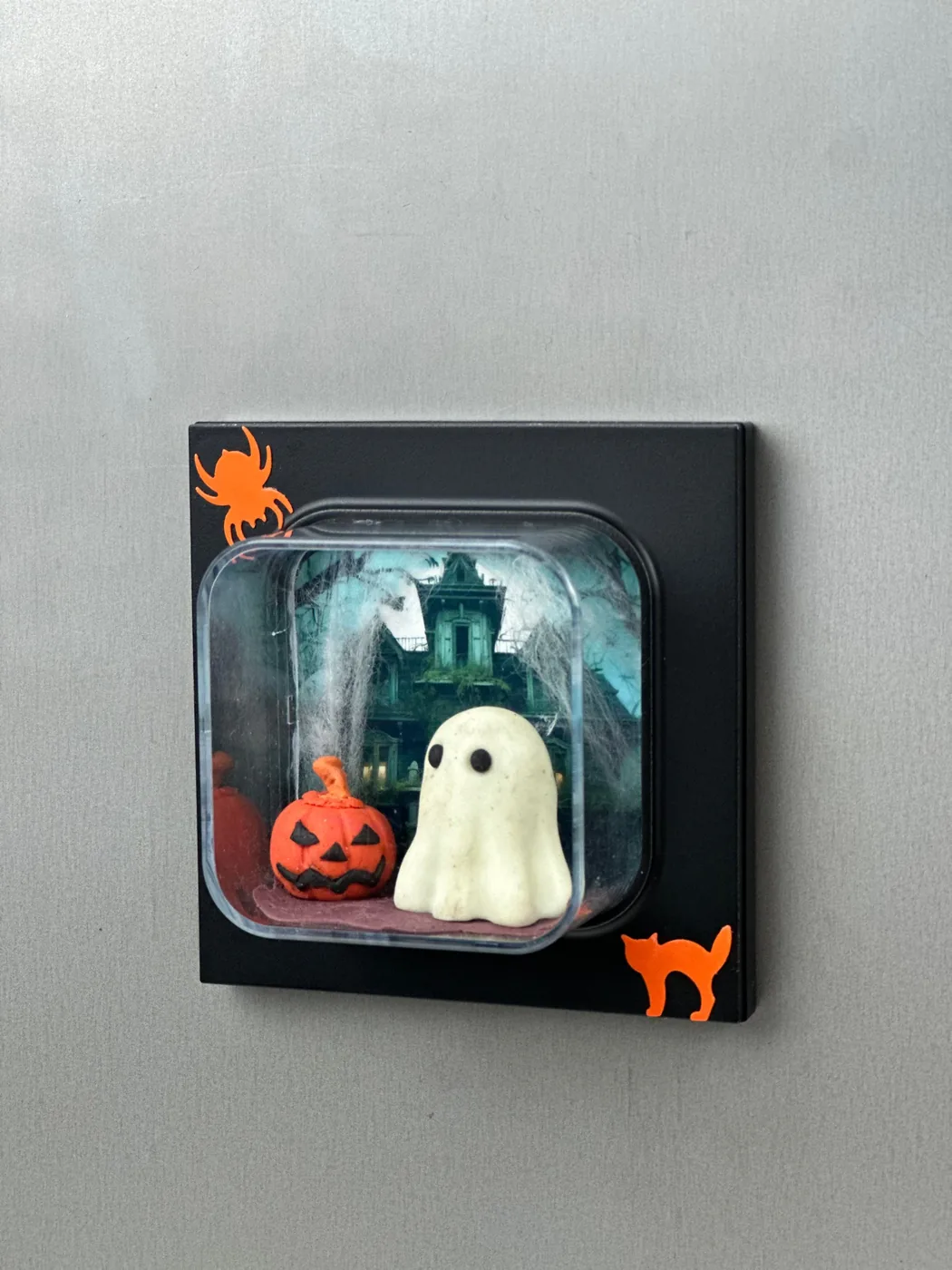 miarama-Element mit Halloween-Motiv, schräg aufgenommen, die gewölbte Glaskuppel ist zu sehen